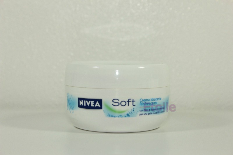 NIVEA SOFT CREMA IDRATANTE RINFRESCANTE CON OLIO JOJOBA E VITAMINA E 200ML