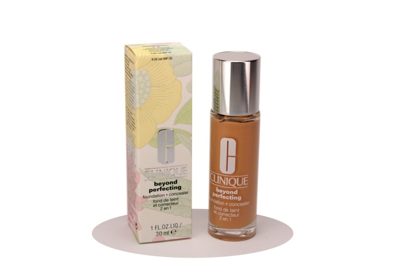 CLINIQUE BEYOND PERFECTING 2 IN 1 FONDOTINTA E CORRETTORE N 8.25 OAT 30ML